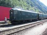 Eine Re 4/4 I von SBB Historic steht mit einem Schnellzug aus den 50 Jahren im Bahnhof Biasca.