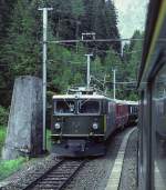 RhB Ge 6/6 II 707 in damals noch grner Lackierung und mit Scherenstromabnehmern, aber ohne Bndner Wappen, begegnet uns bei einer Kreuzungsstelle. August 1982, HQ-Scan ab Dia.