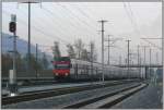 IC 575 bei Zizers auf dem Weg nach Chur. Im Vordergrund ist das neue Ausweichgleis der RhB Strecke zu sehen. (28.10.2007)