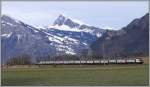 Ein  reinrassiger  IC 2000 mit Schweizer Fernsehen Re 460 vor dem Alvier zwischen Maienfeld und Bad Ragaz.