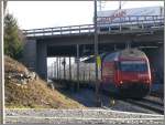 Re 460 043-3 schiebt den IC2000 unter der A3 hindurch Richtung Chur, whrend in der Gegenrichtung ein weiterer IC2000 erscheint. (29.01.2008)