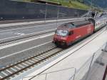 Eine RE 460 zieht einen NEAT-Express gebildet aus einem SBB-Dosto in den LtschbergBasistunnel nach Visp-Brig. Hier in Frutigen.