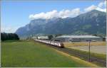 Ein IC 2000 Dosto hat soeben den Bahnhof Landquart verlassen Richtung Chur. Die Kulisse bilden der Vilan und der Falknis, der sich hinter einer Schnwetterwolke versteckt. (09.07.2008)