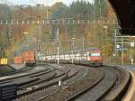 IC 2000 Zrich - Zug am 19.10.2002 kurz vor der Durchfahrt durch den Bahnhof Sihlbrugg.