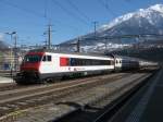 IC 827 in Brig. Da heute kein Dosto-Steuerwagen verfgbar war, wurde dieser durch einen IC Bt ersetzt (geschlossen). Als bergangswagen wurde ein AD Dosto angehngt (deklassiert), 17.02.2012.