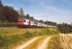 Der Doppelstock-IC ist am 30. Juli 2006 zwischen Ros und Neyruz unterwegs (Strecke Fribourg - Lausanne).