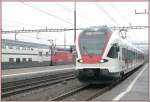 Flirt 523 006-5 fhrt in Rotkreuz ein und ein IC2000 zum Zrcher Flughafen fhrt aus. (12.02.2007)