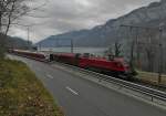 Kurz vor dem bei Tiefenwinkel beginnenden Einspurabschnitt der am Walensee entlangführenden Strecke begegnen sich der RJ 165 von Zürich nach Budapest und S4 23437 von Sargans nach Uznach,