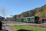BDe 2/4 240 des Vereins Historische Eisenbahn Emmental am 15.10.2017 in Bauma bei seiner Abreise nach Huttwil. Bis Hinwil wurde das Gespann durch die DVZO-eigene Ed 3/4 2 ''Hinwil'' nachgschoben.