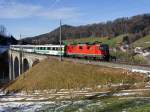 Re 4/4 II 11157 zieht am 26.12.2011 den IR 2415 von Luzern nach Romanshorn ber den 38 m hohen und 159 m langen Waldbach-Viadukt zwischen Mogelsberg und Degersheim.