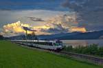 Bei einem erneuten Gewitter am Abend des 8.6.2015 braust der Voralpenexpress Triebzug RBDe 561 084 bei Bollingen vorbei.Bild vom 7.6.2015