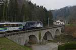Re 446 017-6 schiebt den von Re 446 018-4 gezogenen VAE 2580, Romanshorn - Luzern, über den Viadukt in Kaltbrunn (28.02.2016).