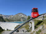 Wunderschöne Farben in der Walliser Bergwelt! Die minifunic transportiert die Touristen vom Endbahnhof des Panoramazuges Pied du Barrage in die Nàhe der Staumauer des Lac d'Emosson (1964