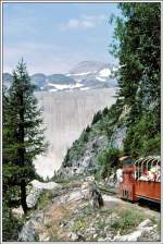 Die mit Akkuloks betriebene Verbindungsbahn von Chteau d`Eau bis zum Fuss der Staumauer verluft praktisch eben dem Berghang entlang.
