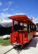 RiT - Tramzug von Riffelalp Resort nach Riffelalp am 29.06.2007 in der Wendeschleife mit Ba 2/2 1 + Ba 2/2 2. Hinweis: Rckansicht, Hchstgelegene Trambahn Europas in 2222m Hhe
