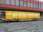 Gterwage Typ  Lgnss  43 68 443 3 231-8 mit Postcontainer im Bahnhofsareal von Thun am 21.03.2010