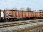 SBB - Gterwagen des Typ Eanos  31 85 537 6 133-5 in Aarberg am 29.01.2011 .. Stadtpunkt des Fotorgafen auserhalb der Geleise auf einem Feldweg