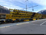 SBB / MATISA - Weichentransportwagen Vas 99 85 93 58 011-6 abgestellt im Bahnhofsareal in Interlaken Ost am 09.03.2024 .. Standort des Fotografen Ausserhalb des Geleibereich auf dem Autoparkplatz