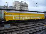 Post - Abgestellter Postwagen 50 85 00-73 588-3 mit Werbespruch   Liebesgrsse unterwegs   im SBB Bahnhof von Biel / Bienne am 11.11.2007