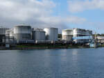 Kesselwagen vor den grossen Tanks im Tanklager Auhafen, gesehen von einem Schiff auf dem Rhein. Basel, 11.10.2025