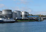 Kesselwagen vor den grossen Tanks im Tanklager Auhafen, gesehen von einem Schiff auf dem Rhein. Basel, 11.10.2025