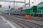 Dienstag den 02.04.2024 um 08:37 Uhr in Morges (VD). Der Kiestransport auf der Schiene zwischen Apples (VD) und Gland (VD). Hier wird gerade auf dem Gleis F8 der Zug welcher von Gland (Normalspur – Gland bis Morges) eingetroffen ist auf die Rollböcke der Meterspurigen MBC für die Fahrt von Morges nach Apples verladen. Der Verlad geht sehr schnell vor sich. Zwischen der Ankunft des Normalspurzuges aus Gland bis zur Abfahrtbereitschaft des Schmalspurzuges nach Apples vergehen gerade mal 35 Minuten. Koordinaten GMS (Grad, Minuten, Sekunden): N 46° 30’ 39.6’’ O 6° 29’ 35.5’’