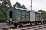 Güterwagen Xs 99 85 9359 530-4 wartet auf einem Abstellgleis beim Bahnhof Kaiseraugst auf den Abbruch.