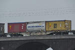 Im Bild der mit Containern beladene Flachwagen Sgnss 35 85 457 5 554-2.
