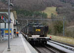 Militärtransport per Bahn.
Impressionen von St. Ursanne.
Re 620 076-0  ZURZACH  mit dem Panzerzug 69030 Courtemaîche - Rangierbahnhof Biel bei St. Ursanne am 4. März 2019. Transportiert wurden 2 Pz87 Leo WE sowie 8 Spz 2000.
Bildausschnitt Fotoshop.
Foto: Walter Ruetsch