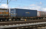 Vierachsiger Containertragwagen aus der Schweiz mit der Bezeichnung  Sgns  (83 85 475 4 706-0 CH-HUPAC), eingereiht in einem Containerzug mit 193 305 (Siemens Vectron) im Bahnhof Angersdorf Richtung