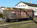 SBB - Mit Holz beladener Gterwagen Typ Eanos 31 85 532 1 295-8 in Herzogenbuchsee am 06.02.2011