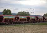Hier sind am fr�hen Morgen des 15.08.2026 in der ausgetrockneten Landschaft bei den grossen Kiesgruben in der N�he von Weiach leere Wagen abgestellt.  
Hier wird Kies gef�rdert und auch Aushubmaterial abgelagert. Die Gruben m�ssen ja wieder gef�llt  ...