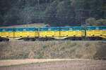 Hier sind am fr�hen Morgen des 15.08.2026 in der ausgetrockneten Landschaft bei den grossen Kiesgruben in der N�he von Weiach Containertragwagen abgestellt. Diese Container dienen meist zum Transport von Abruch- und Aushubmaterial. 
