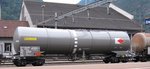 Mitrag Mineralöl Kesselwagen in einem Benzin Ganzzug bestehend aus A-VTG / CH-Mitrag / CH-Wascosa Knickkesselwagen, aufgenommen am 17.08.2010 im SBB Bhf Erstfeld  