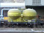 SBB - Gterwagen Typ Ucs 21 85 910 4 229-4 mit stehenden Gelben Silos  abgestellt im Bahnhofsareal Reuchenette-Pery am 03.01.2010