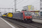 Re 484 013-8 durchfährt am 06.02.2025 den Bahnhof Pratteln.