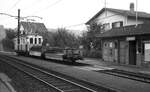 VBW Vereinigte Bern-Worb-Bahnen__Tw 39 von 1919 mit zwei Niederbordwagen, beladen mit alten Stahlschwellen, in der Station 'Langenloh'.__27-08-1976