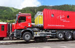 Personentransportfahrzeug Xm 4/4 901 des Lösch- und Rettungszuges der MGB im Bahnhof Oberwald, das sowohl auf der Schiene wie auch auf der Strasse zum Einsatz kommt. Speziell erwähnenswert ist das Schmalspurlaufwerk unter dem Fahrzeug. Das Foto wurde vom Bahnsteig aus aufgenommen, dessen begrenzte Breite verhinderte, dass das ganze Fahrzeug fotografiert werden konnte. Oberwald, 13.7.2023