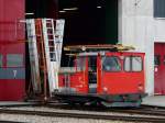 MGB - Baudiesntfahrzeug  Xmh 1/2 4963 mit Leiterwagen vor dem Depot in Andermatt am 08.04.2009