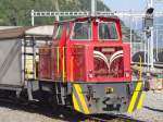 Sonntagsruhe (||) - Im Bahnhof Visp steht die von der Firma Ruhrtaler hergestellte Kleindiesellok, die bei der Matterhorn Gotthard Bahn die Bezeichnung Tm 2/2 74 hat (16.06.2013).