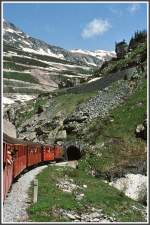 Kurz vor der Einfahrt in den Kehrtunnel unterhalb von Gletsch, als die Zge der FO noch ber den Pass fuhren.