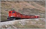 HGe 4/4 32 mit Regionalzug vom Oberalppass Richtung Andermatt noch mit offenen Platformwagen.