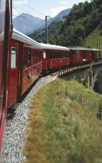 Fahrt mit dem FO Pendelzug nach Brig, hinter dem Gepcktriebwagen ist noch ein Gterwagen angehngt, aufgenommen im Sommer 1979