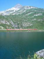MGB FO-GLACIER-EXPRESS G 903 von St.Moritz nach Zermatt am 07.08.1992 am Oberalpsee mit FO-Zahnrad-E-Lok HGe 4/4II 101 - RhB WR 3815 - FO B 4268 - BVZ A 2072 - FO B 4269 - RhB A 1264 - RhB B 2422.