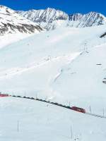 MGB FO-AUTOTRANSPORTZUG 4334 Von Andermatt nach Sedrun am 14.02.1998 kurz nach Oberalppasshhe mit Zahnrad-E-Lok HGe 4/4II 108 - 5x Rw - RhB B 2213.