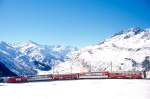 MGB FO-GLACIER-EXPRESS 903 von St.Moritz nach Zermatt am 15.02.1992 etwa 400m unterhalb Ntschen mit FO-Zahnrad-E-Lok HGe 4/4II 101 - BVZ AS 2011 - RhB B 2423 - FO AS 4021 - RhB WR 3815.