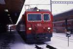 De 103 im spten Winter am 26.31990 um 8.30 Uhr im Bahnhof Andermatt  vor einem Personenzug nach Brig.