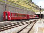 Der Glacier Express 905 rangiert in Zermatt.