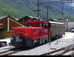 MGB - Tea 2/2  801 im Bahnhofsareal in Zermatt am 26.05.2023 .. Standort des Fotografen im ausfahrendem Zug