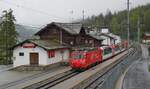 Mit dem Panorama-Express (an diesem Tage leider ohne selbiges) von Zermatt nach St. Moritz durchfährt die HGe 4/4 II 102 am 07.05.2024 den Bahnhof St. Niklaus